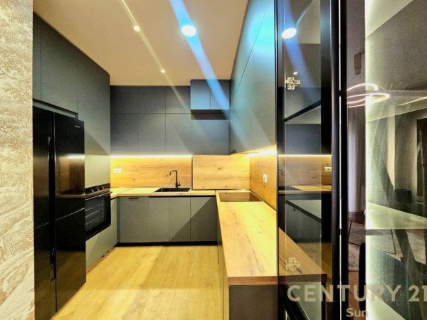 Tirane, jepet me qera apartament 2+1 Kati 11, 106 m² 850 € (KOMPLEKSIN PANORAMA)