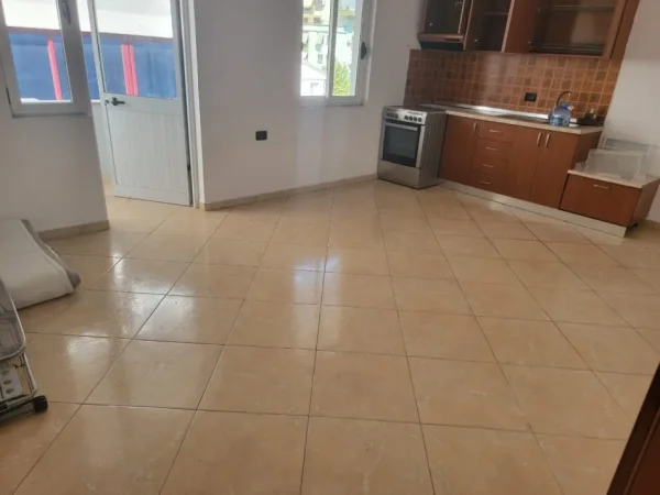 Tirane, jepet me qera apartament 1+1+Ballkon Kati 4, 70 m² 300 € (5 Maji)