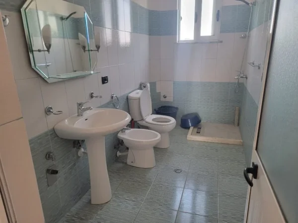 Tirane, jepet me qera apartament 1+1+Ballkon Kati 4, 70 m² 300 € (5 Maji)