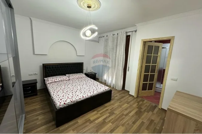 Tirane, jepet me qera apartament 2+1 Kati 5, 110 m² 700 € (Kopshti Botanik)