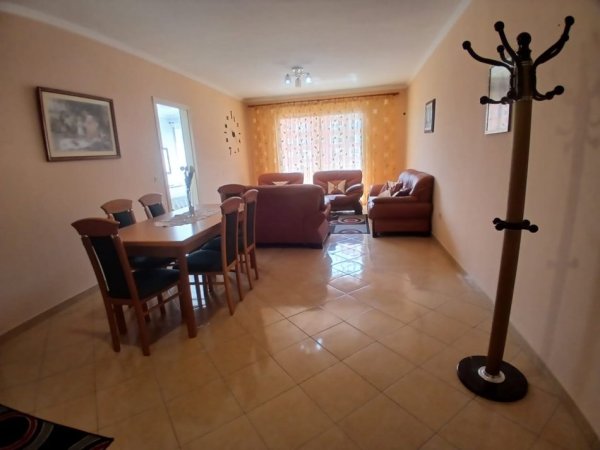 Tirane, shitet apartament 1+1+Ballkon Kati 3, 82 m² 106.000 € (Yzberisht)