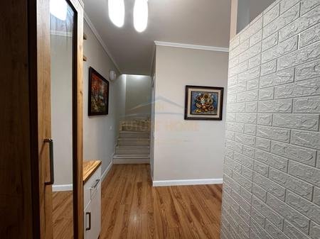 Tirane, jepet me qera apartament duplex 2+1 Kati 2, 109 m² 700 € 