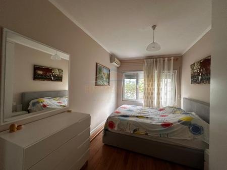 Tirane, jepet me qera apartament duplex 2+1 Kati 2, 109 m² 700 € 