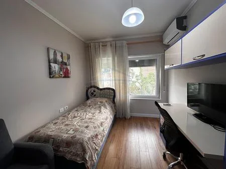 Tirane, jepet me qera apartament duplex 2+1 Kati 2, 109 m² 700 € 