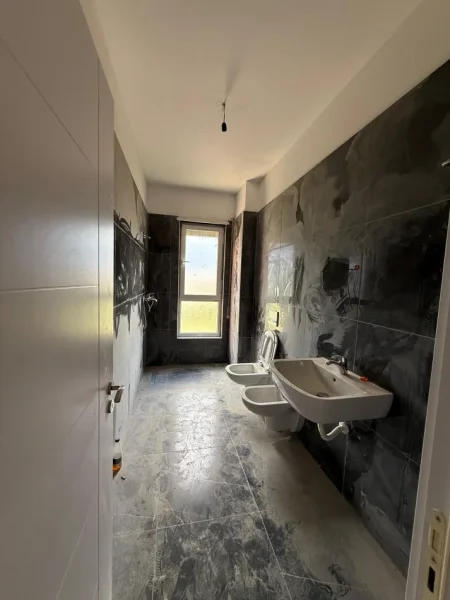 Tirane, shes apartament 2+1+Ballkon Kati 4, 98 m² 118.600 € (Paskuqan)