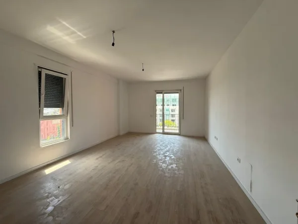 Tirane, shes apartament 2+1+Ballkon Kati 4, 98 m² 118.600 € (Paskuqan)