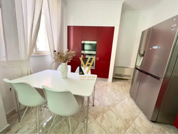 Tirane, jepet me qera apartament 3+1+Ballkon Kati 1, 150 m² 1.000 € (KOMUNA E PARISIT)