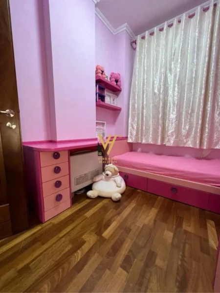 Tirane, jepet me qera apartament 3+1+Ballkon Kati 1, 150 m² 1.000 € (KOMUNA E PARISIT)