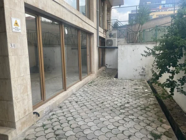 Tirane, jepet me qera ambjent biznesi Kati 0, 160 m² 1.850 € (Xhorxhi Martini Pazari i ri Sheshi Avni Rustemi)