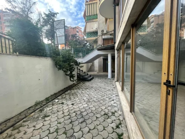 Tirane, jepet me qera ambjent biznesi Kati 0, 160 m² 1.850 € (Xhorxhi Martini Pazari i ri Sheshi Avni Rustemi)