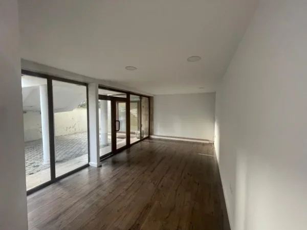 Tirane, jepet me qera ambjent biznesi Kati 0, 160 m² 1.850 € (Xhorxhi Martini Pazari i ri Sheshi Avni Rustemi)