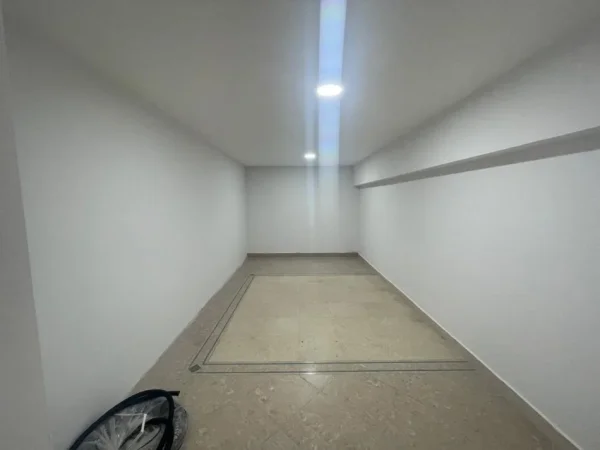 Tirane, jepet me qera ambjent biznesi Kati 0, 160 m² 1.850 € (Xhorxhi Martini Pazari i ri Sheshi Avni Rustemi)