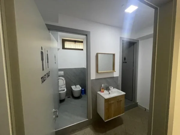 Tirane, jepet me qera ambjent biznesi Kati 0, 160 m² 1.850 € (Xhorxhi Martini Pazari i ri Sheshi Avni Rustemi)