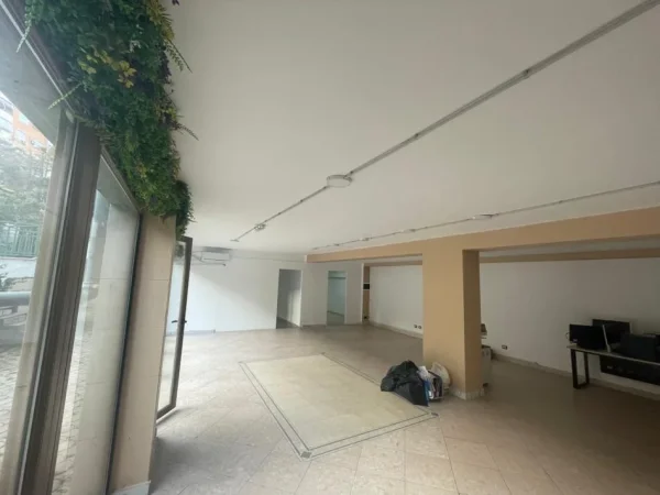Tirane, jepet me qera ambjent biznesi Kati 0, 160 m² 1.850 € (Xhorxhi Martini Pazari i ri Sheshi Avni Rustemi)