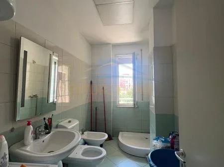 Tirane, jepet me qera apartament 2+1 Kati 2, 87 m² 410 € 