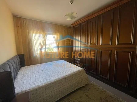 Tirane, jepet me qera 3+1 Kati 4, 93 m² 550 € 