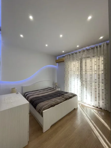 Tirane, jepet me qera apartament 2+1+Ballkon Kati 1, 90 m² 700 € (355693414015)