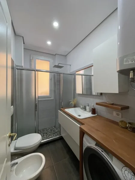 Tirane, jepet me qera apartament 2+1+Ballkon Kati 1, 90 m² 700 € (355693414015)