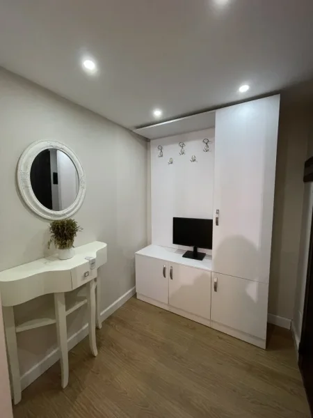 Tirane, jepet me qera apartament 2+1+Ballkon Kati 1, 90 m² 700 € (355693414015)