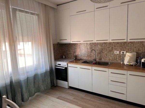 Tirane, jepet me qera apartament 2+1 , (21 Dhjetori)