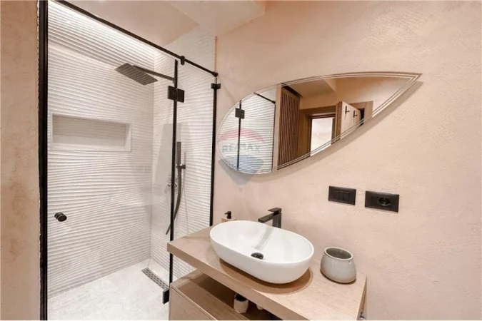 Tirane, shitet apartament 1+1+Ballkon , 