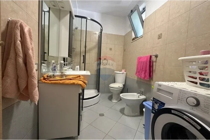 Tirane, jepet me qera apartament 2+1+Ballkon Kati 4, 100 m² 400 € (Rruga e thesarit)