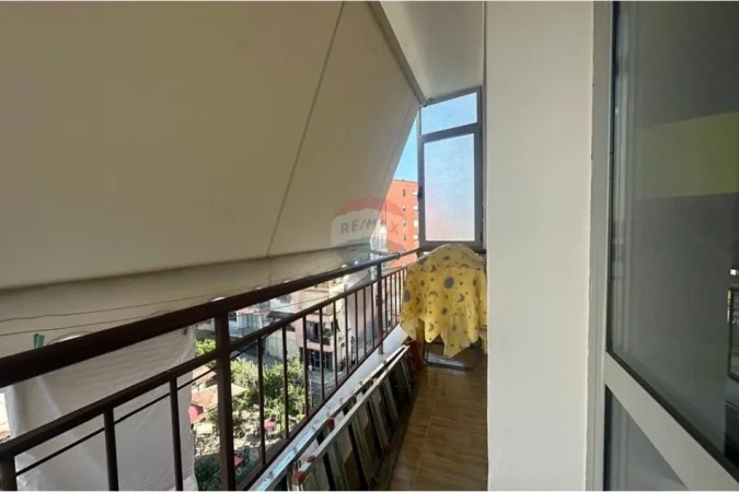Tirane, jepet me qera apartament 2+1+Ballkon Kati 4, 100 m² 400 € (Rruga e thesarit)