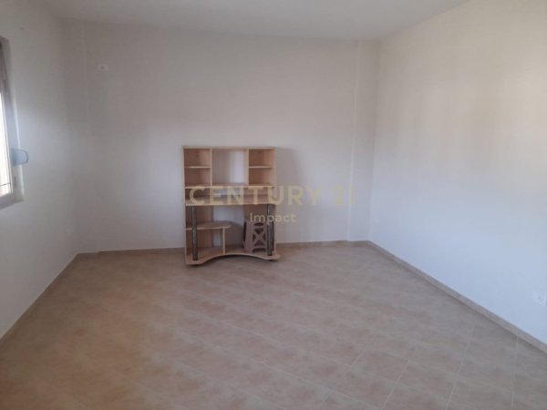 Tirane, jepet me qera Vile 5+1 Kati 3, 900 m² 1.700 € (Periferi TEG)