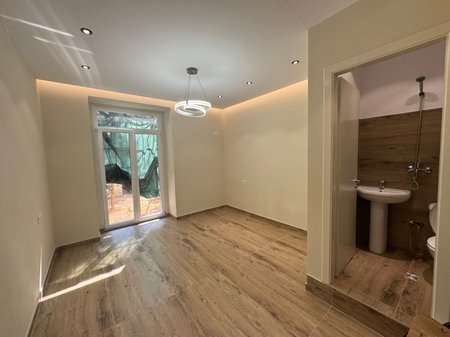Tirane, jepet me qera ambjent biznesi Kati 0, 54 m² 650 € (Myslym Shyri)