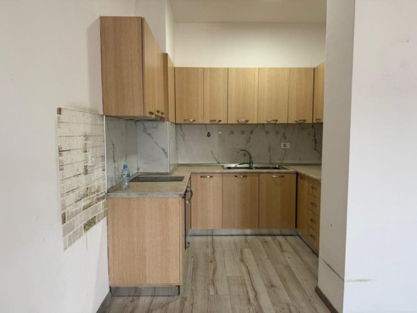 Tirane, shitet apartament 3+1 Kati 6, 131 m² 235.000 € 