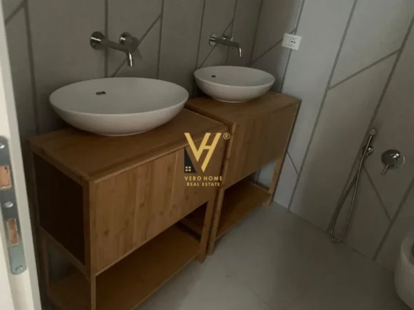 Tirane, jepet me qera zyre Kati 3, 158 m² 1.850 € (LAKE VIEW)