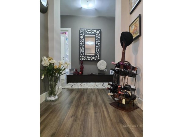 Tirane, shitet apartament 3+1 Kati 3, 115 m² 380.000 € (Bllok)