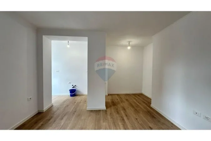 Tirane, jepet me qera zyre , 100 m² 900 € (Rruga e Durresit)