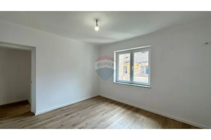 Tirane, jepet me qera zyre , 100 m² 900 € (Rruga e Durresit)