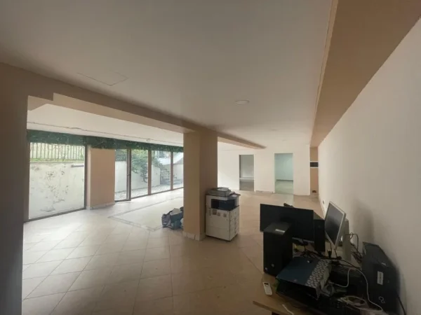 Tirane, jepet me qera ambjent biznesi Kati 0, 260 m² 1.850 € (Pazari i ri)