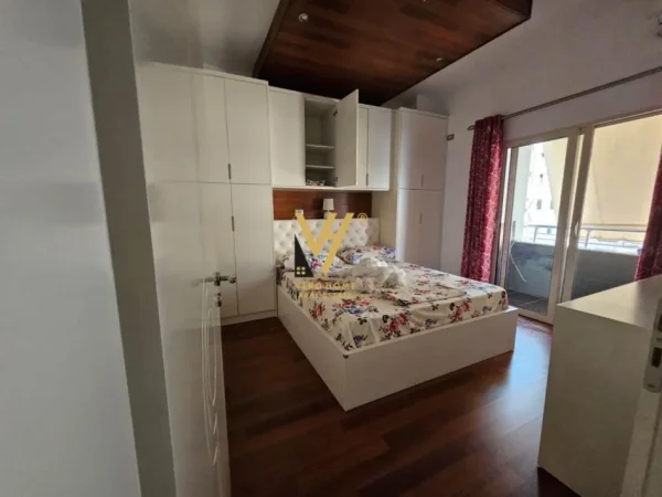 Tirane, jepet me qera apartament 2+1+Ballkon Kati 4, 72 m² 600 € (ISH FRIGORIFERI)