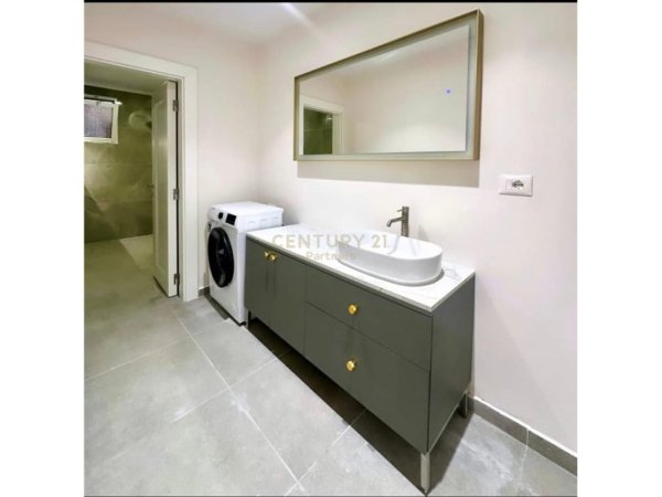 Tirane, shitet apartament 2+1 Kati 1, 93 m² 270.000 € (Bllok)