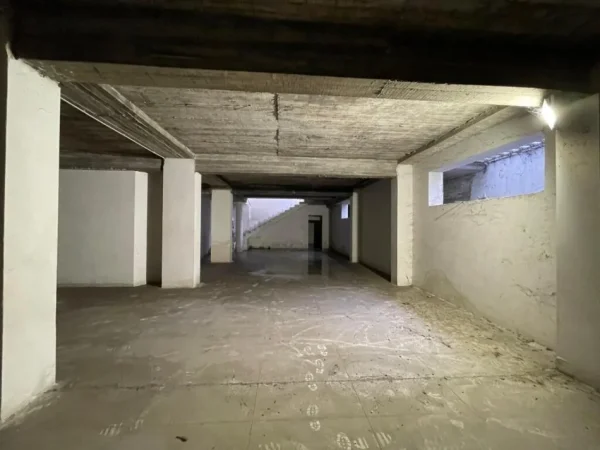 Tirane, jepet me qera ambjent biznesi Kati 0, 1.000 m² (Komuna e parisit)