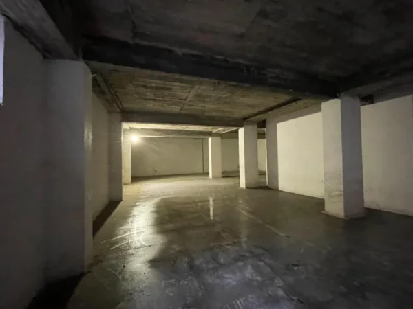 Tirane, jepet me qera ambjent biznesi Kati 0, 1.000 m² (Komuna e parisit)