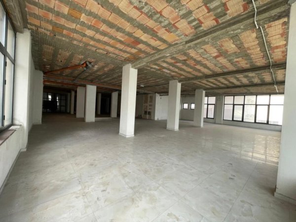 Tirane, jepet me qera ambjent biznesi Kati 0, 1.000 m² (Komuna e parisit)