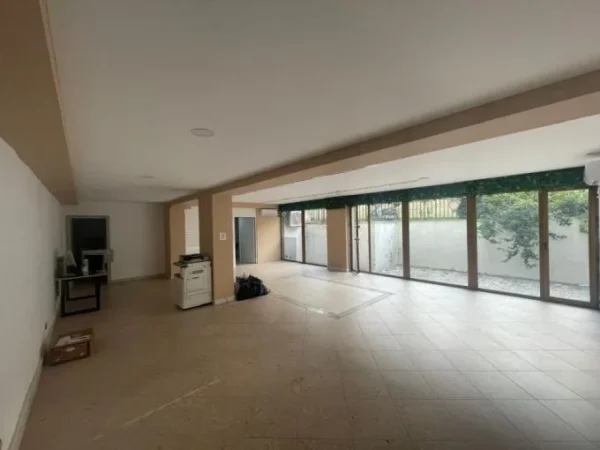 Tirane, jepet me qera magazine Kati 0, 260 m² 1.850 € (pazari i ri)