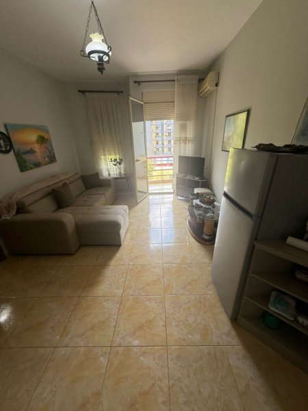 Tirane, jepet me qera apartament 1+1+Ballkon Kati 3, 53 m² 450 € (Rruga Asim Vokshi)