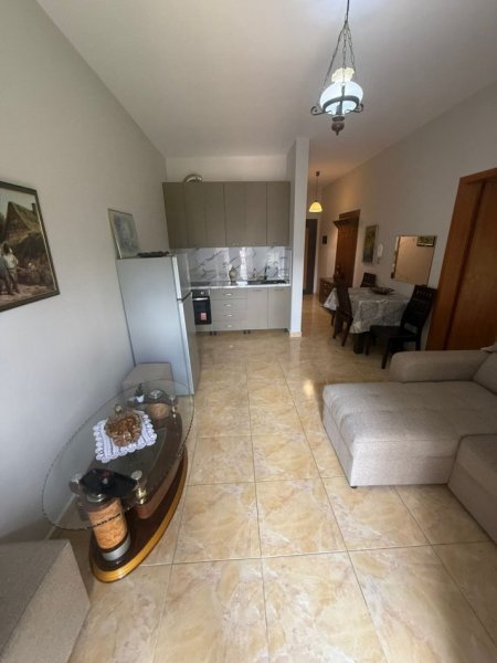 Tirane, jepet me qera apartament 1+1+Ballkon Kati 3, 53 m² 450 € (Rruga Asim Vokshi)