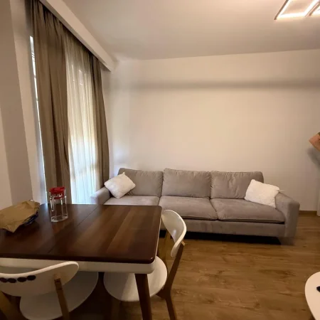 Tirane, jepet me qera apartament 1+1 Kati 6, 60 m² 550 € (FUSHA AVIACIONIT)