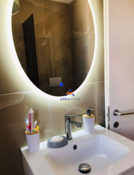 Tirane, jepet me qera apartament 1+1+Ballkon Kati 5, 65 m² 650 € (Mine Peza)
