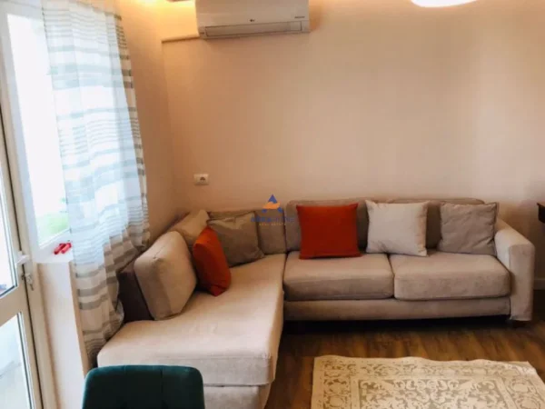 Tirane, jepet me qera apartament 1+1+Ballkon Kati 5, 65 m² 650 € (Mine Peza)