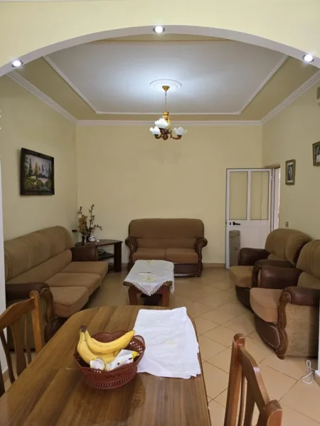 Tirane, jepet me qera apartament 1+1 Kati 1, 400 € 