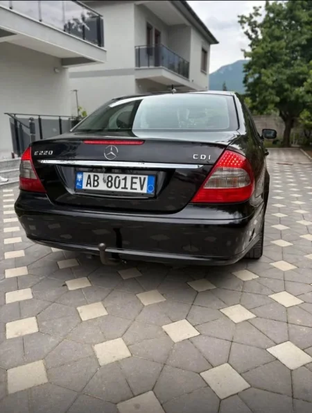 Tirane, shes makine Mercedes Benz Nafte, e zeze manuale Kondicioner 225.000 km 5.500 €