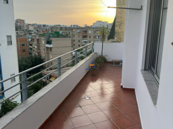 Tirane, jepet me qera apartament 2+1+Ballkon Kati 5, 102 m² 500 € (Marteniteti i ri)