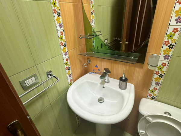 Tirane, jepet me qera apartament 2+1+Ballkon Kati 5, 102 m² 500 € (Marteniteti i ri)